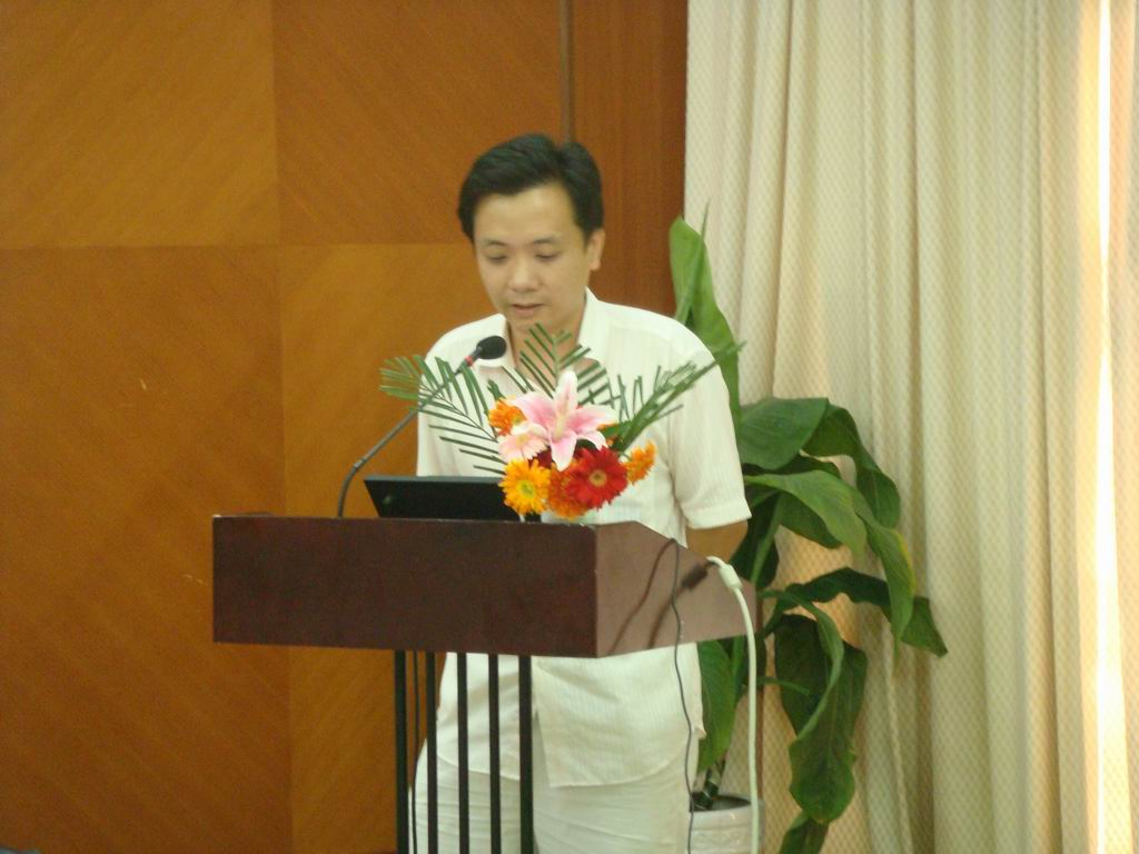 宁波市信息中心网络管理部薄剑勇给与会代表介绍《宁波市政府数据交换平台接入规范和管理规范》